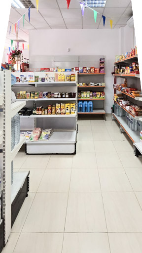 estanterías con productos de multitienda supertoscal