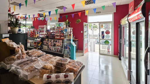 estanterías con productos de multitienda supertoscal y panadería