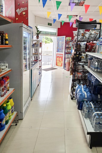 estanterías con productos de multitienda supertoscal y puerta exterior