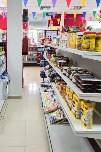 estanterías con productos de multitienda supertoscal como productos dulces