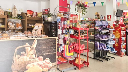 estanterías con productos de multitienda supertoscal y aperitivos